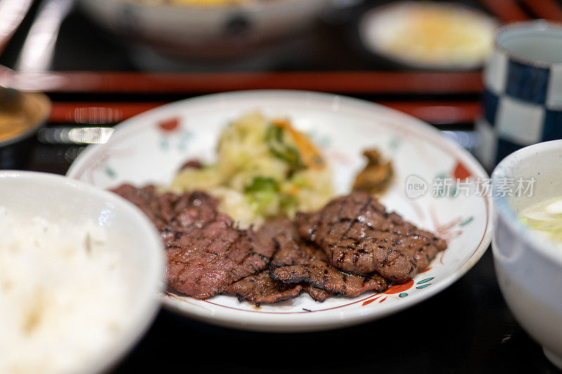 鸡舌/牛舌配木糖/大麦米午餐，日本食物